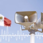 Altavoces Del Sistema De Alerta Sísmica Con Ondas Sísmicas Superpuestas Y La Bandera De México Desenfocada Al Fondo Para El Simulacro Nacional 2026 En Tabasco.