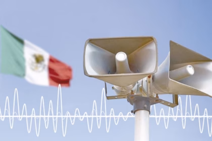 Altavoces Del Sistema De Alerta Sísmica Con Ondas Sísmicas Superpuestas Y La Bandera De México Desenfocada Al Fondo Para El Simulacro Nacional 2026 En Tabasco.