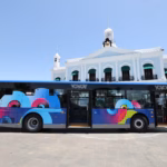 Autobús Híbrido Del Sistema Integral De Movilidad De Villahermosa Exhibido Frente Al Palacio De Gobierno, Mostrando El Nuevo Modelo De Transporte Público Que Operará Con Tecnología Moderna Y Pago Digital.