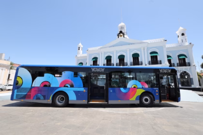 Autobús Híbrido Del Sistema Integral De Movilidad De Villahermosa Exhibido Frente Al Palacio De Gobierno, Mostrando El Nuevo Modelo De Transporte Público Que Operará Con Tecnología Moderna Y Pago Digital.