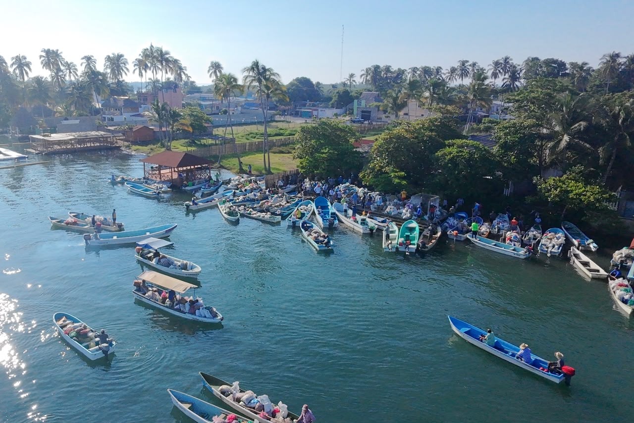 ¡Fomento Al Sector Pesquero En Paraíso! Inician El Riego De Concha En Mecoacán Para Producir 90 Millones De Ostiones Vista Aérea Del Riego De Concha En Mecoacán Con Múltiples Embarcaciones Pesqueras Congregadas En La Laguna De Mecoacán, Paraíso, Durante La Jornada De Repoblación Ostrícola.