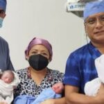 Tres Profesionales De La Salud Con Uniforme Quirúrgico Sosteniendo En Brazos A Trillizos Recién Nacidos Envueltos En Mantas Dentro De Un Quirófano En Tabasco.