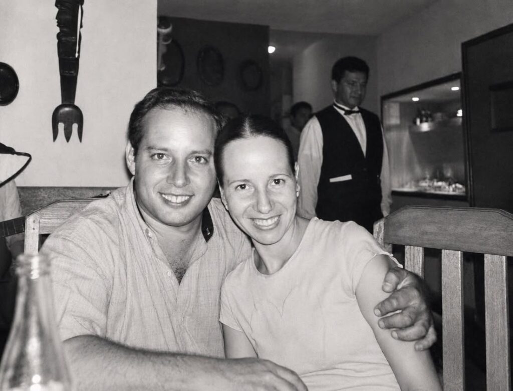 El Lic. Ricardo Beltrán Merino Sonriendo Junto A Una Acompañante En Una Mesa De La Estancia Del Bife 25 Aniversario, Con Un Mesero Al Fondo.