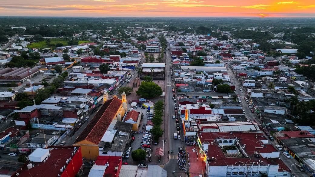 401 Años De Cunduacán: Historia, Leyenda Y La Herencia Intelectual De La &Amp;Quot;Atenas De Tabasco&Amp;Quot; 72 Vista Aérea Panorámica Del Centro Urbano De Cunduacán, Tabasco, Durante El Atardecer, Mostrando Sus Calles, Edificaciones De Techos Rojos Y El Templo Parroquial Iluminado Frente A La Plaza Principal, Rodeados Por La Vegetación Tropical En El Horizonte.