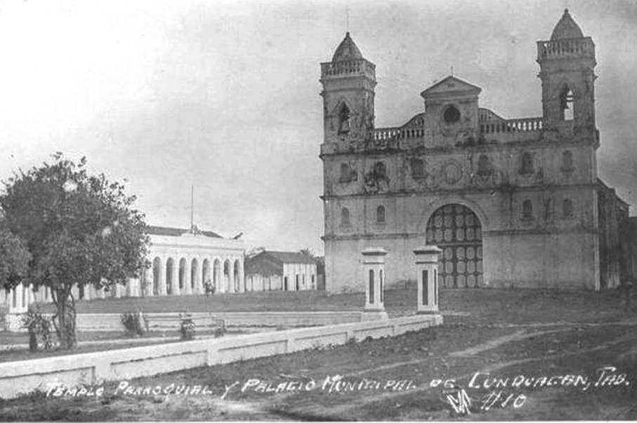 401 Años De Cunduacán: Historia, Leyenda Y La Herencia Intelectual De La &Quot;Atenas De Tabasco&Quot; 74 Fotografía Antigua En Blanco Y Negro Del Templo Parroquial De Cunduacán Con Su Fachada Colonial Y Dos Torres Campanario, Junto Al Palacio Municipal De Fondo Con Sus Característicos Arcos, Rodeados Por Una Plaza Con Vegetación Y Una Barda Baja.