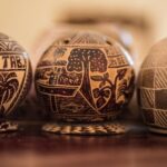 Jícaras Labradas De Jalpa De Méndez Con Finos Grabados Y Diseños Tradicionales Expuestas Sobre Una Superficie De Madera.