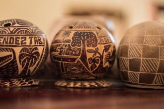Jícaras Labradas De Jalpa De Méndez Con Finos Grabados Y Diseños Tradicionales Expuestas Sobre Una Superficie De Madera.