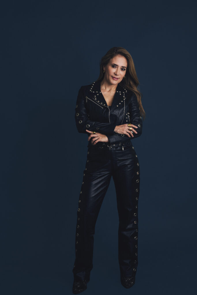 Carmen Abarca Studio Celebra 21 Años Transformando La Belleza Y El Estilo En Villahermosa Retrato De Cuerpo Entero De La Licenciada Carmen Abarca Cantoral Vistiendo Un Conjunto De Chamarra Y Pantalón Negro De Piel Con Tachuelas.