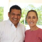 El Gobernador De Tabasco, Javier May Rodríguez, Sonriendo Junto A La Presidenta De México, Claudia Sheinbaum Pardo, Durante Un Evento Institucional.