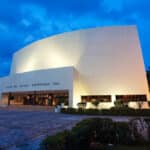 Fachada Iluminada Del Teatro Del Estado Esperanza Iris Durante El Atardecer En Villahermosa, Tabasco.