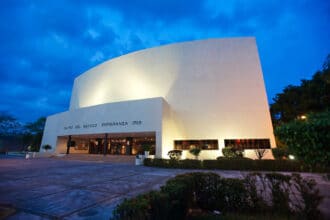 Fachada Iluminada Del Teatro Del Estado Esperanza Iris Durante El Atardecer En Villahermosa, Tabasco.