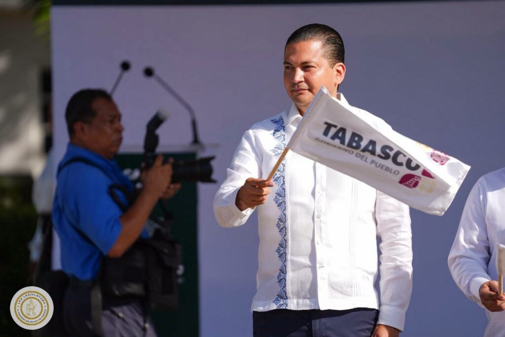 Conoce La Trayectoria De Jorge Orlando Bracamonte Hernández 74 Jorge Orlando Bracamonte Hernández Viste Una Guayabera Blanca Con Bordados Azules.