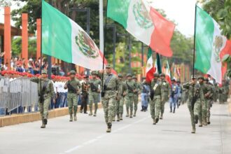 Contingente De Elementos Del Ejército Mexicano Portando Banderas De México Y Marchando Con Marcialidad Durante Un Desfile Cívico-Militar En Villahermosa, Tabasco.
