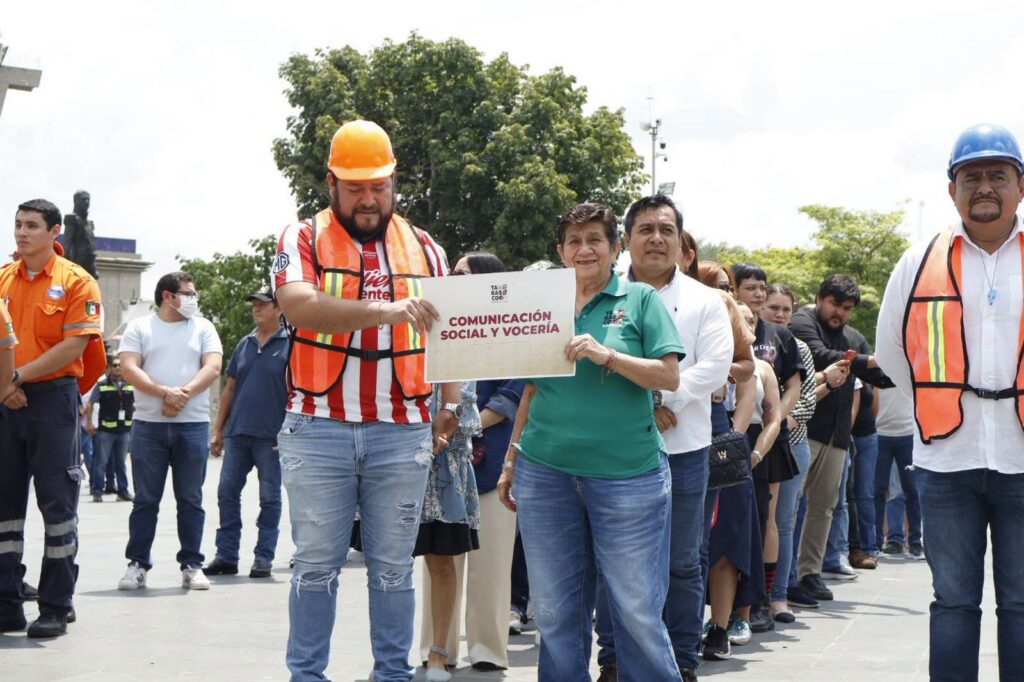 Cultura De Prevención Y Memoria: ¿Por Qué Se Realiza El Segundo Simulacro Nacional 2026 En Tabasco? Grupo De Personas En Una Plaza Pública, Algunas Usando Cascos Y Chalecos De Seguridad, Participan En El Segundo Simulacro Nacional 2026 En Tabasco.