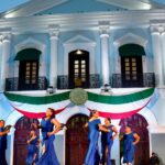 Ballet Folclórico Con Vestidos Azules Bailando En Un Escenario Frente A Un Edificio Gubernamental Decorado Con Motivos Patrios Durante La &Quot;Fiesta Mexicana En El Edén&Quot; En Tabasco.