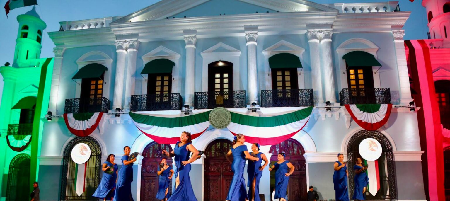 Ballet Folclórico Con Vestidos Azules Bailando En Un Escenario Frente A Un Edificio Gubernamental Decorado Con Motivos Patrios Durante La &Quot;Fiesta Mexicana En El Edén&Quot; En Tabasco.