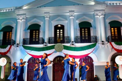 Ballet Folclórico Con Vestidos Azules Bailando En Un Escenario Frente A Un Edificio Gubernamental Decorado Con Motivos Patrios Durante La &Amp;Quot;Fiesta Mexicana En El Edén&Amp;Quot; En Tabasco.