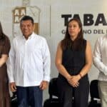 El Gobernador De Tabasco, Javier May Rodríguez (Segundo Desde La Izquierda), Posa Para Una Fotografía Con Tres De Sus Funcionarios Del Gabinete, Incluyendo A Mileyli María Wilson Arias (Primera Desde La Izquierda), En Un Evento Oficial.