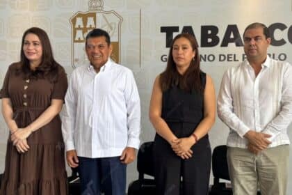 El Gobernador De Tabasco, Javier May Rodríguez (Segundo Desde La Izquierda), Posa Para Una Fotografía Con Tres De Sus Funcionarios Del Gabinete, Incluyendo A Mileyli María Wilson Arias (Primera Desde La Izquierda), En Un Evento Oficial.