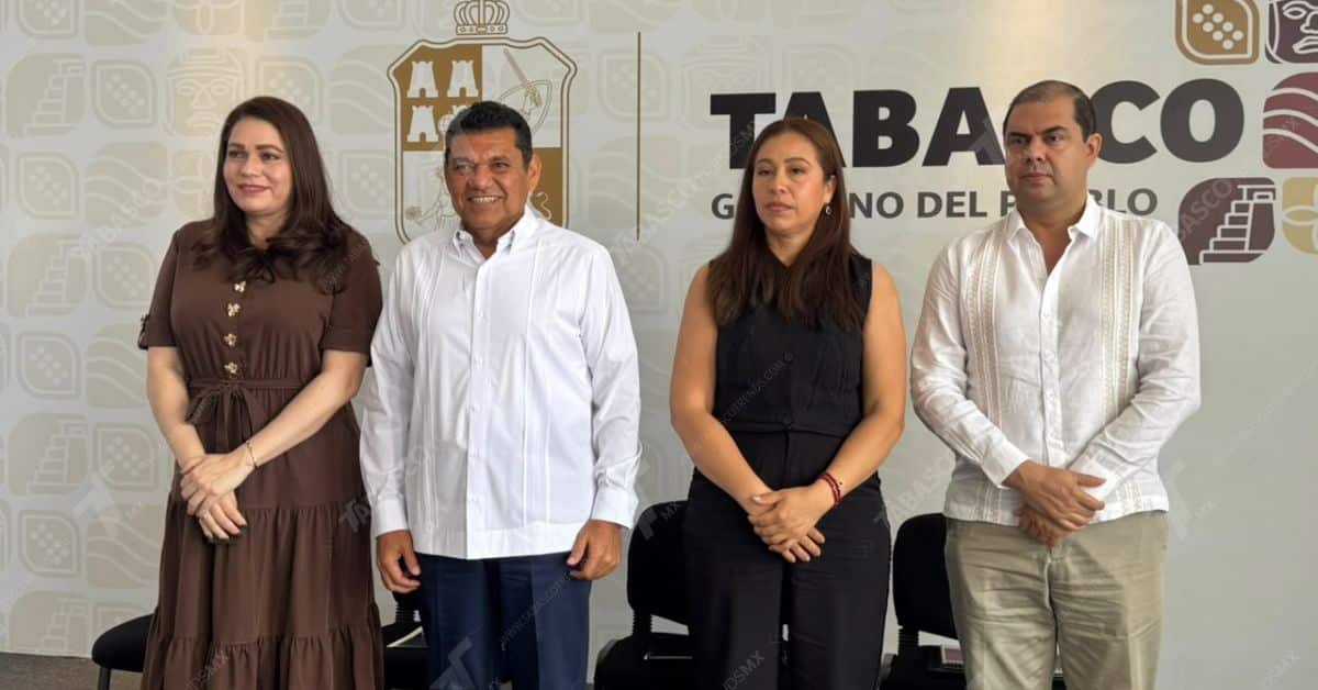 Destaca Javier May Agenda De Bienestar, Seguridad Y Desarrollo En Tabasco Rumbo A La Visita Presidencial El Gobernador De Tabasco, Javier May Rodríguez (Segundo Desde La Izquierda), Posa Para Una Fotografía Con Tres De Sus Funcionarios Del Gabinete, Incluyendo A Mileyli María Wilson Arias (Primera Desde La Izquierda), En Un Evento Oficial.