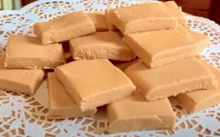 Los Sabores Ancestrales De Jalapa: Un Recorrido Por La Tradición Culinaria Y Dulcera De Tabasco 73 Primer Plano De Un Plato Decorado Con Servilleta De Papel Ajada Que Contiene Varios Dulces De Leche Artesanales Cortados En Forma Rectangular Y De Tonos Beige.