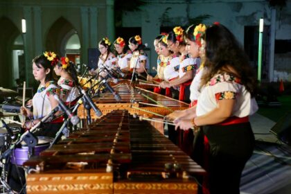 Conjunto De Mujeres Ejecutando Marimbas Tradicionales En Una Presentación Musical En Tabasco.
