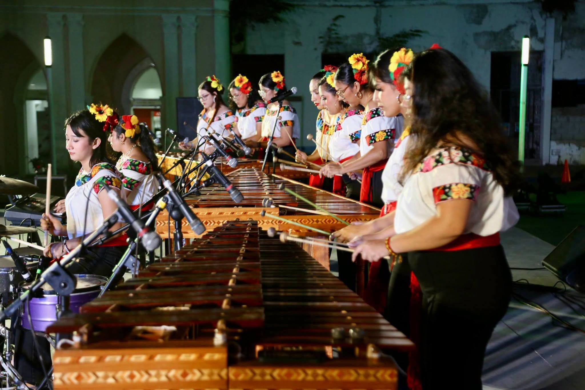 El Latido Del Sureste: Cómo La Se Convirtió En Símbolo De Identidad Y Tradición En Tabasco Conjunto De Mujeres Ejecutando Marimbas Tradicionales En Una Presentación Musical En Tabasco.