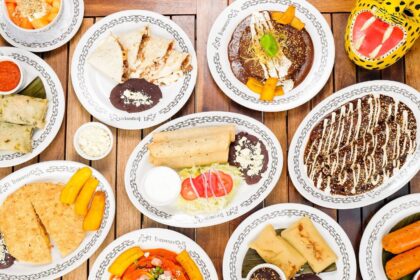Vista Superior De Una Mesa Con Una Gran Variedad De Platillos Típicos Y Tradicionales De El Teapaneco, Incluyendo Tamales, Antojitos Y Guisados Regionales.