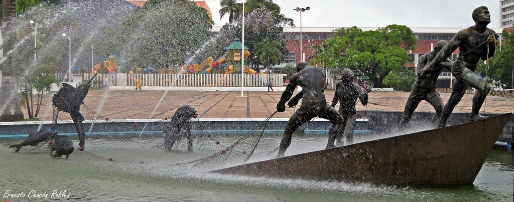 Conoce Las Fuentes Monumentales Que Cuentan La Historia Y El Arte De Villahermosa 74 Escultura Monumental De La Fuente De Los Pescadores En Villahermosa, Mostrando A Varios Pescadores Jalando Una Red Sobre Una Embarcación.