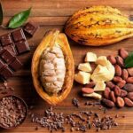 Impulsan La Producción De Cacao En Tabasco Con Mazorcas Abiertas, Granos Y Trozos De Chocolate Sobre Una Mesa De Madera, Destacando La Estrategia De Precio Justo Para Los Productores Locales.