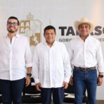 El Gobernador Javier May Rodríguez De Pie Al Centro, Junto Al Titular De Sedapec Guillermo Priego León Con Sombrero Vaquero A La Derecha, Y El Subsecretario Joaquín Alejandro Ligonio A La Izquierda, Frente Al Muro Oficial Del Gobierno Del Estado De Tabasco.