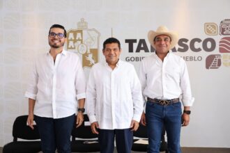 El Gobernador Javier May Rodríguez De Pie Al Centro, Junto Al Titular De Sedapec Guillermo Priego León Con Sombrero Vaquero A La Derecha, Y El Subsecretario Joaquín Alejandro Ligonio A La Izquierda, Frente Al Muro Oficial Del Gobierno Del Estado De Tabasco.