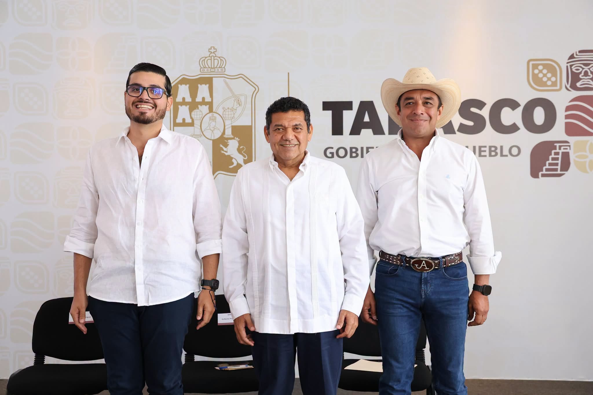 Javier May Consolida La Transformación Integral De Tabasco Con Acciones En Seguridad, Desarrollo Social, Impulso Al Campo Y Fomento Al Deporte 72 El Gobernador Javier May Rodríguez De Pie Al Centro, Junto Al Titular De Sedapec Guillermo Priego León Con Sombrero Vaquero A La Derecha, Y El Subsecretario Joaquín Alejandro Ligonio A La Izquierda, Frente Al Muro Oficial Del Gobierno Del Estado De Tabasco.