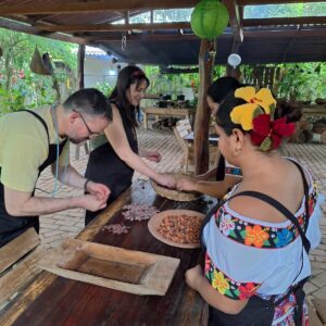 Ruta Del Cacao Al Chocolate: 7 Paradas Para Descubrir Tabasco En 2026 Visitantes Participan En Un Taller Artesanal De Cacao En La Campesina Del Cacao, Pelando Granos Y Conociendo Las Tradiciones De La Ruta Del Cacao Al Chocolate En Tabasco.