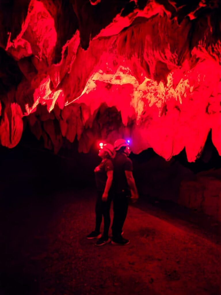 Teapa Entre La Niebla: Guía Imperdible Para Recorrer Sus Grutas Milenarias Y Fincas Plataneras En El Edén Tabasqueño Dos Exploradores Con Cascos Iluminados Observan Las Estalactitas En El Interior De Las Grutas De Los Secretos En Teapa.