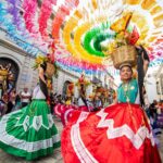Bailarinas Con Coloridos Trajes Tradicionales Y Canastas En La Cabeza Durante El Desfile Previo A Las Presentaciones De La Guelaguetza.