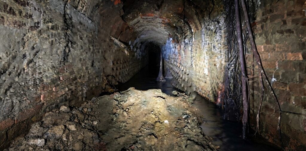 Túnel Oscuro Con Agua Y Barro.
