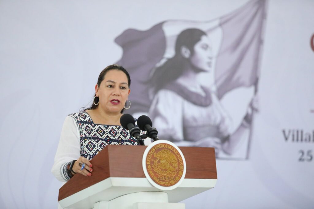 Impulsan El Campo Tabasqueño: Anuncian Nuevo Ciclo De Acopio De Cacao Y Consolidan La Estrategia De Precio Justo Impulsan La Estrategia De Precio Justo Para El Cacao En Tabasco: María Luisa Albores González, Directora General De Alimentación Para El Bienestar, Habla En Un Podio Con El Escudo Nacional Durante Una Conferencia De Prensa Oficial.