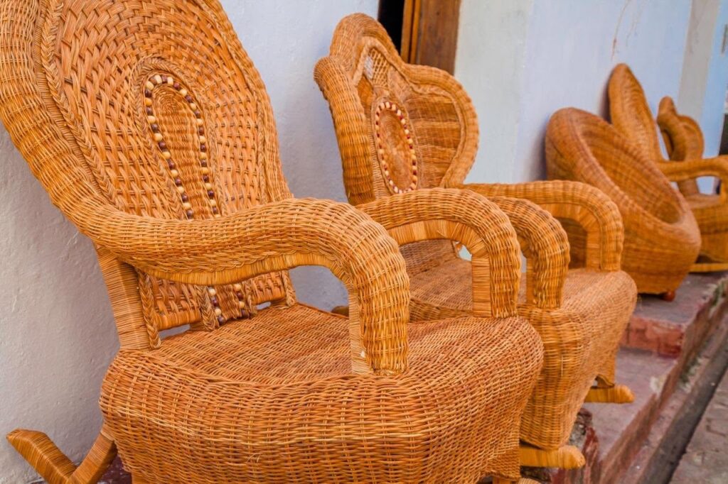 Artesanías En Jícara Y Mimbre De Tapijulapa Y Jalpa De Méndez Sillas Mecedoras Elaboradas Artesanalmente Con Mimbre En La Comunidad De Tapijulapa.