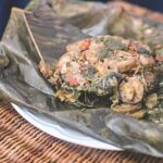 De Pejelagarto A Pozol: 7 Sabores Que Explican La Cocina Tabasqueña Plato Con Mone Tabasqueño Servido Sobre Hojas De Plátano Abierto, Mostrando Trozos De Carne, Plátano Y Hierba Santa.