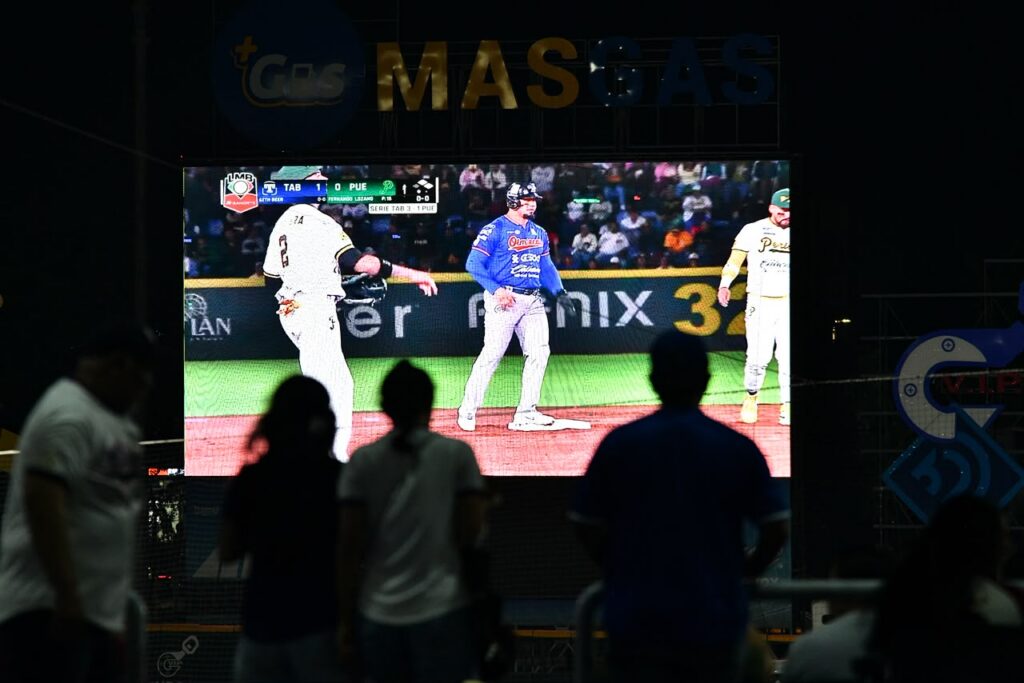 ¡Olmecas Hace Historia Y La Fiesta Estalla En Villahermosa! El Centenario Celebra El Título De La Zona Sur Tras 33 Años 73 Aficionados En Silueta Observan Una Pantalla Gigante En El Estadio Centenario De Villahermosa Transmitiendo El Partido Entre Olmecas De Tabasco Y Pericos De Puebla.