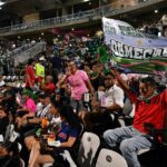 Aficionados De Los Olmecas De Tabasco Celebran En Las Gradas Del Estadio Centenario 27 De Febrero Ondeando Una Bandera Del Equipo Con La Leyenda &Quot;Bienvenido Al Infierno Verde&Quot;.