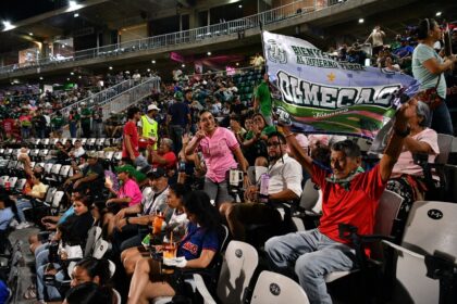 Aficionados De Los Olmecas De Tabasco Celebran En Las Gradas Del Estadio Centenario 27 De Febrero Ondeando Una Bandera Del Equipo Con La Leyenda &Quot;Bienvenido Al Infierno Verde&Quot;.