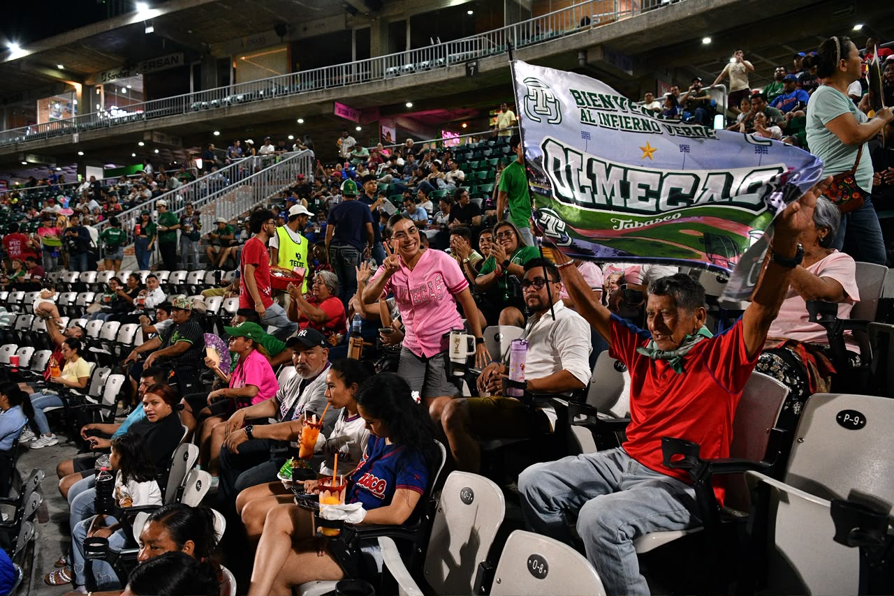 Aficionados De Los Olmecas De Tabasco Celebran En Las Gradas Del Estadio Centenario 27 De Febrero Ondeando Una Bandera Del Equipo Con La Leyenda &Amp;Quot;Bienvenido Al Infierno Verde&Amp;Quot;.