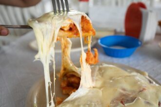 Tortilla Rellena De Camarón Y Gratinada Con Abundante Queso De Hebra En El Restaurante Mi Lupita En Tabasco.