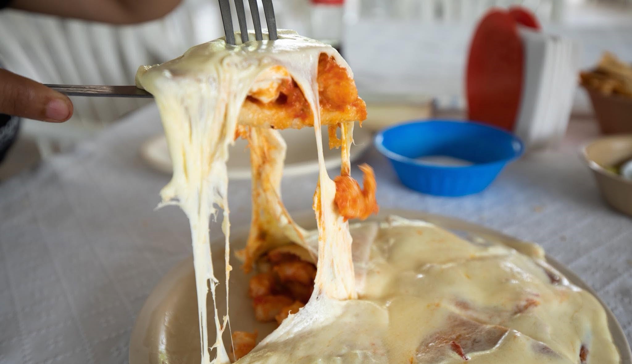 Sabores Y Tradiciones A La Orilla Del Río De La Sierra: Una Ruta Gastronómica Inolvidable Por Jalapa, Tabasco Tortilla Rellena De Camarón Y Gratinada Con Abundante Queso De Hebra En El Restaurante Mi Lupita En Tabasco.
