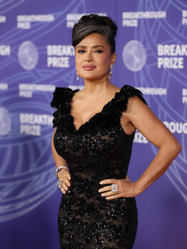 Una Celebración De Seis Décadas A Pura Elegancia Y Sabor: Salma Hayek Apaga 60 Velas En Roma Tras Una Vida De Éxitos En El Cine Internacional 73 La Actriz Mexicana Salma Hayek Posa En Una Alfombra Roja Con Un Vestido De Noche Negro Con Lentejuelas, Escote En V Con Volantes Y Un Peinado Recogido Elegante.