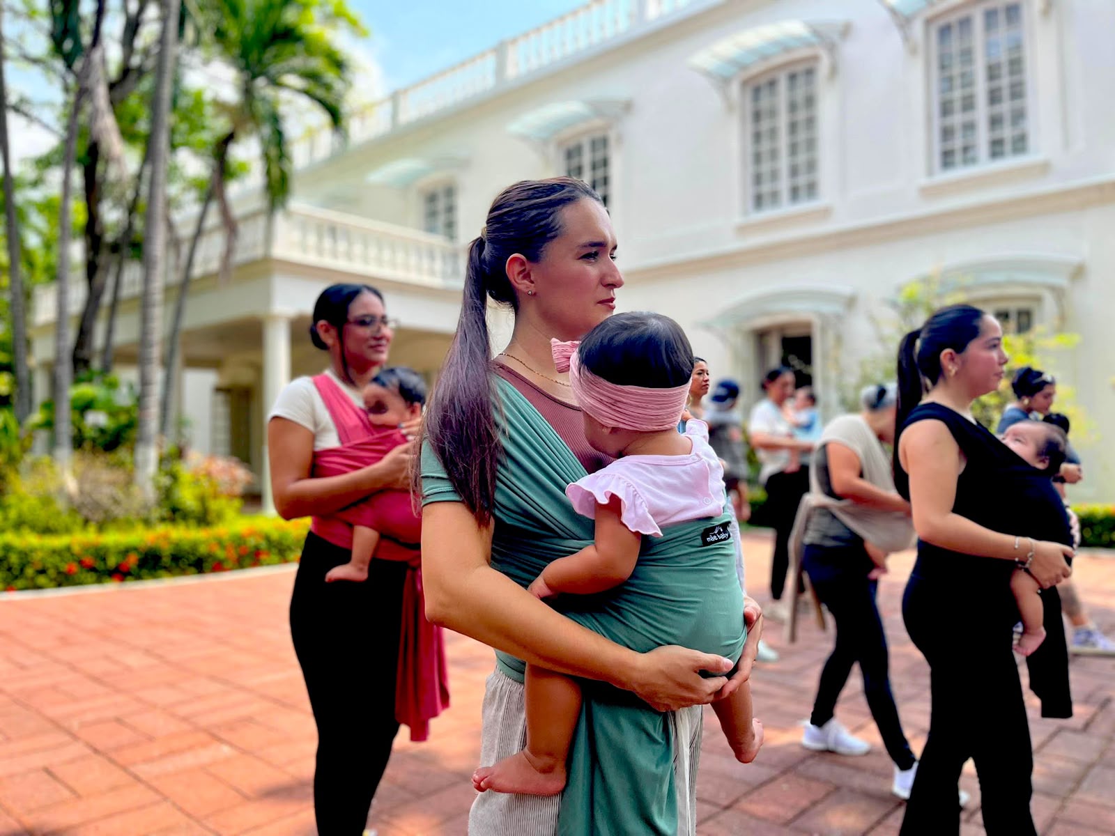 Tabasco Será Sede Por Primera Vez Del Festival De Arte Y Cultura De La Primera Infancia Madres Portando A Sus Bebés Con Fulares Ergonómicos En El Centro Cultural Quinta Grijalva, Previo Al Inicio Del Festival De Arte Y Cultura De La Primera Infancia En Tabasco.