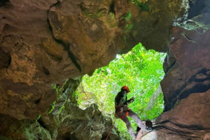 Aventurero Practicando Rappel En Las Formaciones Rocosas De Las Grutas De Los Secretos En Teapa, Tabasco.