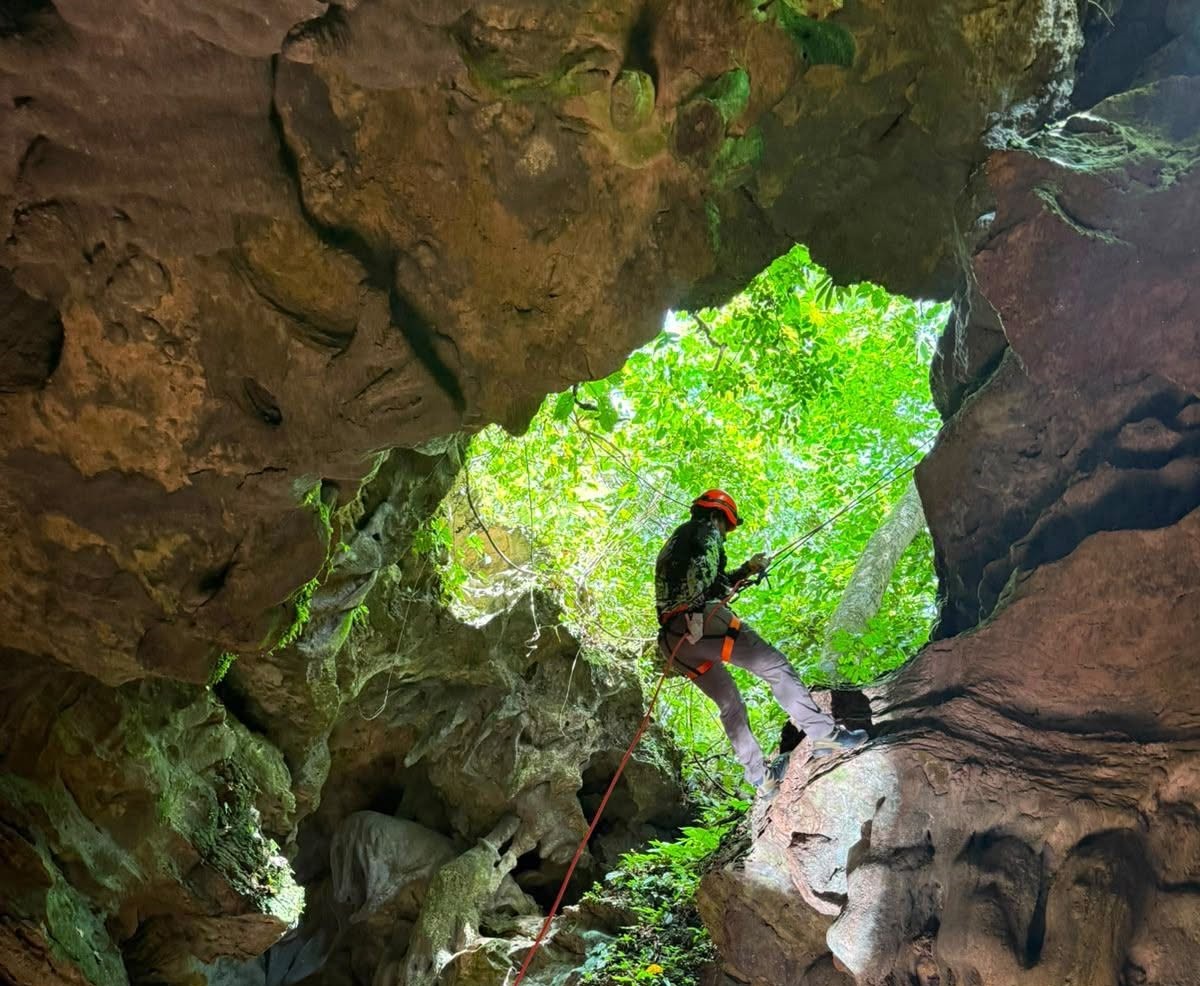 Teapa Entre La Niebla: Guía Imperdible Para Recorrer Sus Grutas Milenarias Y Fincas Plataneras En El Edén Tabasqueño Aventurero Practicando Rappel En Las Formaciones Rocosas De Las Grutas De Los Secretos En Teapa, Tabasco.